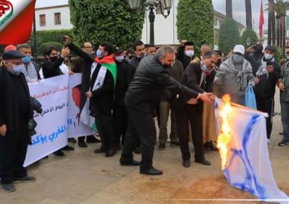 محتجون في المغرب يحرقون علم إسرائيل اعتراضا على تطبيع العلاقات معها