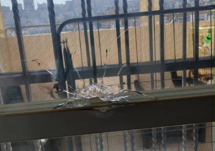 اصابة مستوطنة شمال القدس بعد تحطم زجاج منزلها بالرصاص