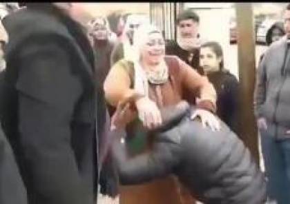 فيديو مؤثر: أسير فلسطيني يرتمي تحت رجلي والدته لحظة لقائها