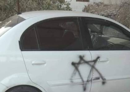 مستوطنون يخطون شعارات عنصرية على مركبات المواطنين في مردا