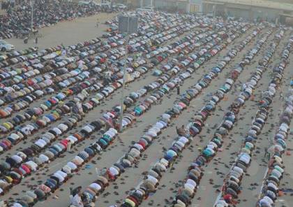 صور.. غزة: آلاف المواطنين يؤدون صلاة العيد في العراء والساحات العامة 