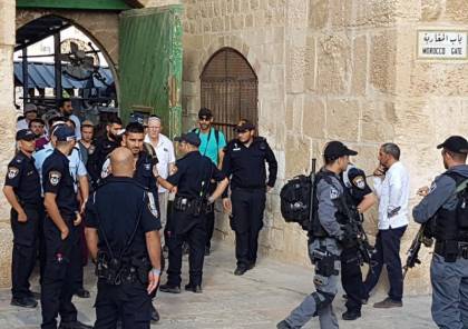 الاحتلال يعتقل ثلاثة مواطنين من باحات “الأقصى”