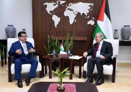 اشتية يبحث مع سفير الإكوادور الجديد لدى فلسطين تعزيز التعاون المشترك