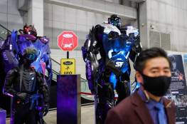روبوت يذكّر المتسوقين في اليابان بضرورة وضع الكمامة