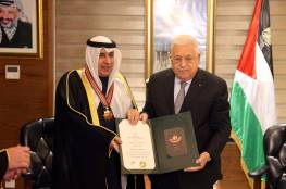 الرئيس عباس يمنح السفير الكويتي نجمة القدس