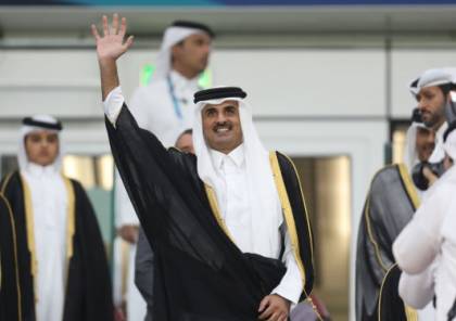 أمير قطر يقلب رداءه بعد صلاة الاستسقاء ويثير تفاعلا... ما معنى ذلك؟... فيديو