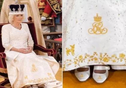 الملكة كاميلا تكرم أحفادها وكلابها بنقوش على فستان التتويج