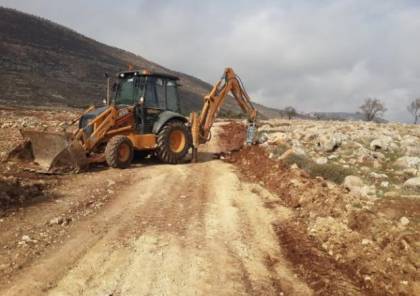 الاحتلال يقتحم شقبا ويستولي على جرافة ومعدات زراعية