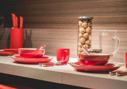 لماذا تناول الطعام في أطباق حمراء قد يساعد على إنقاص الوزن؟
