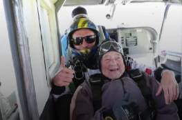 فيديو.. معمّرة عمرها 103 أعوام تدخل موسوعة غينيس بقفزة مظلية