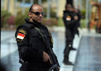 صور: جريمة تهز مصر.. مواطن يقطع رأس شخص ويسير به في الشارع