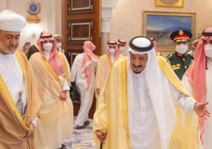 بلومبيرغ: زيارة سلطان عُمان إلى السعودية مؤشر على تبدل تحالفات الرياض
