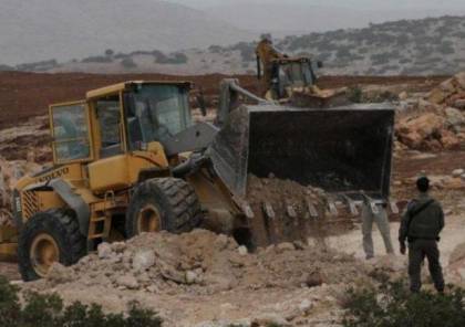 الاحتلال يجرف اراضي في قرية عوريف جنوب نابلس
