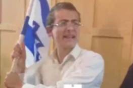 فيديو: شبان يتصدون لمحاولة مستوطن رفع علم "إسرائيل" في القدس