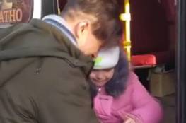 فيديو وداع مؤلم.. أوكراني يرسل طفلته لبر الأمان ويبقى للقتال (شاهد)