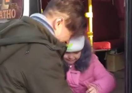 فيديو وداع مؤلم.. أوكراني يرسل طفلته لبر الأمان ويبقى للقتال (شاهد)