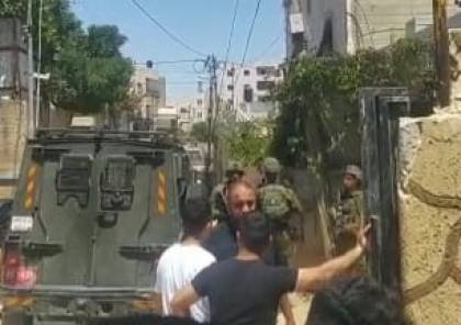 الخليل: الاحتلال يقتحم منزل الشهيد زاهدة ويفجر سيارته