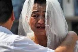 أبٌ يخرج يوميا للشارع بفستان زفاف لإنقاذ ابنته