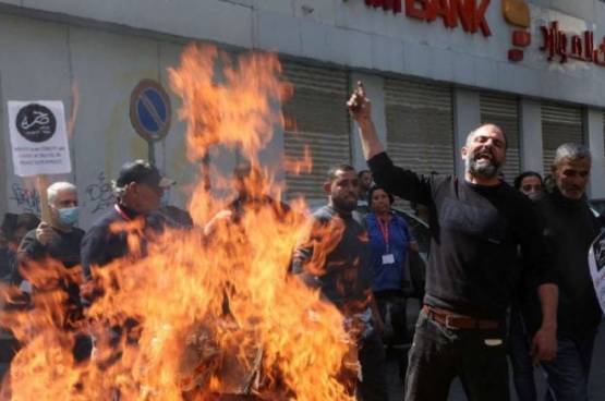 لبنان: احتجاجات أمام المصرف المركزي ومحاولات اقتحام بنوك (صور وفيديو)