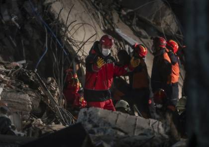 ارتفاع حصيلة ضحايا زلزال إزمير في تركيا إلى76 قتيلا و962 مصابا