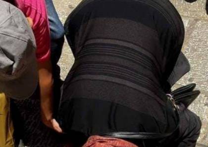 شاهد: والدة الشهيد مهند الحلبي تُقبل مكان استشهاده في القدس