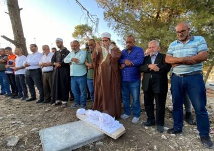 مقدسيون يعيدون دفن رفات موتى بعد أن جرفها الاحتلال