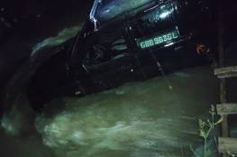  فرق الإنقاذ تتمكن من انقاذ خمسة أشخاص جرفت السيول مركبتهم في وادي عارورة