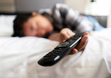 دراسة تحذر من النوم على ضوء التلفزيون