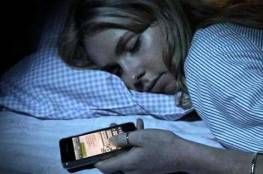 تعرف على مخاطر النوم بجانب الهاتف الذكي