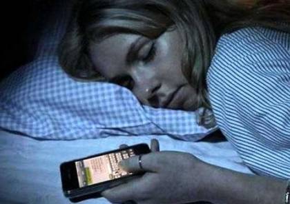 تعرف على مخاطر النوم بجانب الهاتف الذكي
