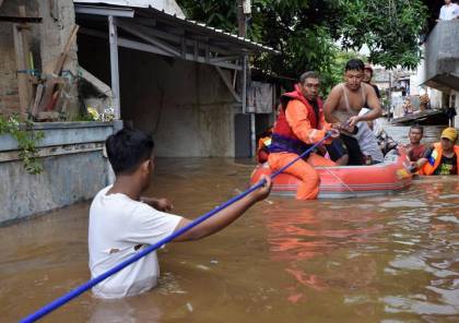 42 قتيلا على الأقل جراء فيضانات شرق أندونيسيا