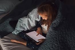 دراسة تحذر من أثر استخدام الهاتف الذكي وقت النوم على الأطفال