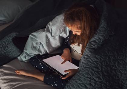 دراسة تحذر من أثر استخدام الهاتف الذكي وقت النوم على الأطفال