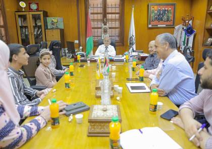رئيس بلدية غزة يكرم الطفلة سنا الأشقر لابتكارها مشروعاً ذكياً لفرز النفايات