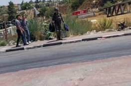 فيديو: الاحتلال يحتجز طالبين ويستولي على حقيبتيهما عند حاجز عسكري جنوب الخليل