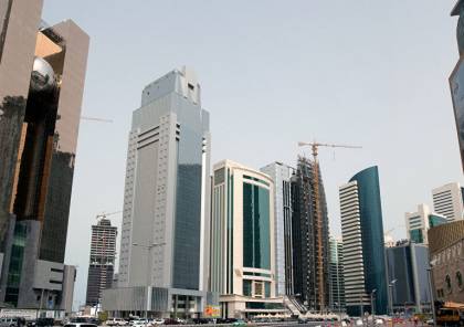 شاهد... مرشد سياحي قطري يغني لسياح إسرائيليين في الدوحة... ماذا غنى؟