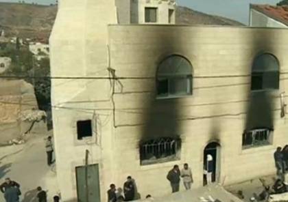 مستوطنون يحرقون مركبة ويحطمون نوافذ مسجد جنوب نابلس
