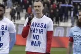 لاعب تركي يرفض ارتداء قميص تضامني مع أوكرانيا ضد الحرب