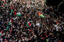 آلاف الأردنيين يتظاهرون تضامنا مع غزة.. ودعوات لمواصلة حصار سفارة الاحتلال
