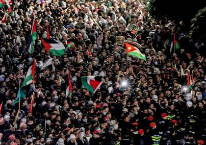آلاف الأردنيين يتظاهرون تضامنا مع غزة.. ودعوات لمواصلة حصار سفارة الاحتلال