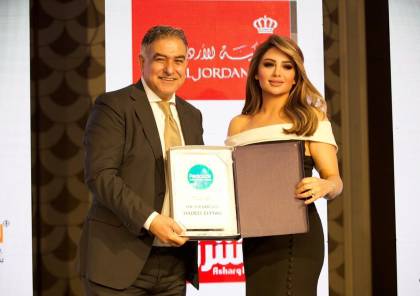الإعلامية الفلسطينية هديل عليان تتسلم جائزة أفضل إعلامية عربية لعام 2021 في عمّان