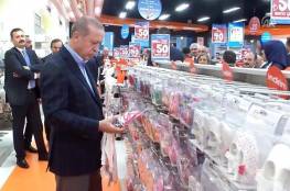 فيديو: أردوغان يشتري هدية لحفيدته ويصر على دفع ثمنها