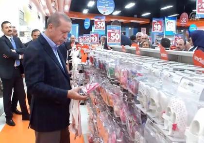 فيديو: أردوغان يشتري هدية لحفيدته ويصر على دفع ثمنها