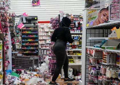 احتجاجات وعمليات نهب جماعي للمحلات في فيلادلفيا بعد مقتل رجل أسود على يد الشرطة.. فيديو