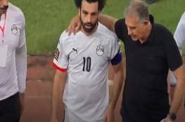شاهد: لاعب أنغولا يعتدي على مدرب منتخب مصر وصلاح يتدخل
