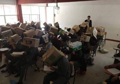صورة.. انتقادات لاذعة لأستاذ مكسيكي وضع صناديق على رؤوس طلابه!
