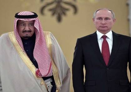 صورة.. بوتين يحتفي بضيفه الملك سلمان ويصب له الشاي بنفسه
