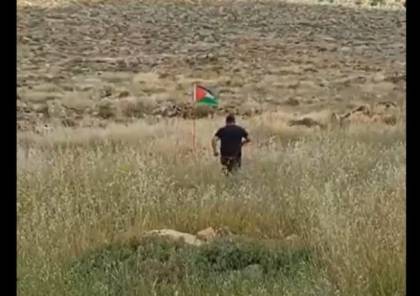 "كمين العلم".. لحظة انفجار عبوة ناسفة بمستوطن إسرائيلي حاول إسقاط علم فلسطين (فيديو)