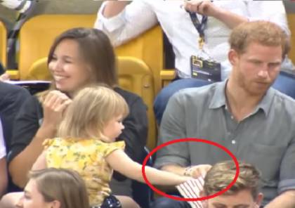 فيديو ..طفلة تسرق من الأمير هاري أمام الكاميرا !