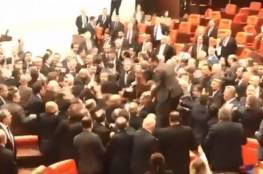 شاهد .. شجار في البرلمان التركي بين أنصار أردوغان والمعارضة